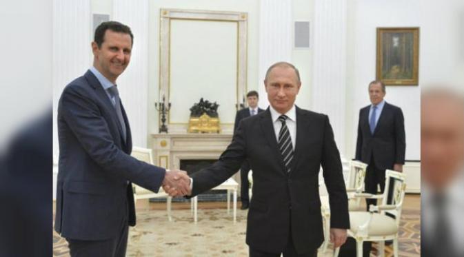 Moskow - Kedatangan Presiden Suriah Bashar al-Assad ke Moskow pada Rabu 21 Oktober lalu menghiasi halaman utama media internasional. Kunjungan Assad yang mengejutkan itu merupakan pertama kalinya, sejak ia meninggalkan Suriah ketika perang sipil melanda negaranya pada 2011. Kehadirannya dipandang sebagai 'kudeta' bagi pemimpin yang ia perangi, simbol kebangkitan melawan pasukan yang sedang ia hadapi sekaligus dan kepercayaan di hati Moskow, bahwa Assad adalah seorang pemimpin penting. Kunjungan Presiden Assad memberikan penjelasan kepada publik bahwa ia merasa cukup aman untuk dapat meninggalkan Damaskus, sekaligus menunjukkan bahwa ia memiliki pendukung kuat di Moskow.